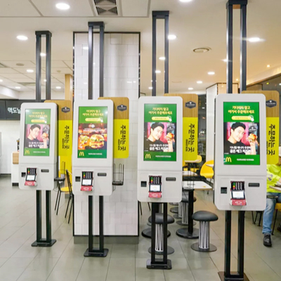 L'écran tactile tient l'ordre de restaurant de commande de paiement de contrôle de kiosque de service d'individu de Digital